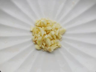 无敌下饭的芹菜炒香干,大蒜切末。