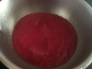 双色果蔬芋圆,火龙果皮汁倒入小奶锅,加入适量细砂糖,煮开;