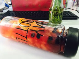 美丽的水果饮品,上午泡了几杯,中午,加了黑枸杞,生姜粉。继续上照。泡黑枸杞的水,不要很热。里面可有很多花青素哦。