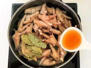 私房菜 密制酸辣鸡爪,加入1勺料酒