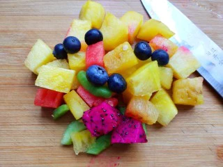 夏日低脂消暑甜品:果麦脆酸奶杯,准备自己喜欢的水果，切成小块。