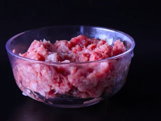 下饭菜芹菜炒肉末,猪肉剁成末。猪肉选用三分肥七分瘦的前腿肉,这样的肉口感会更好。