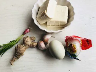咸蛋豆腐(快手菜),食材大合照,豆腐,咸蛋,姜,葱,蒜按照食谱量分好。