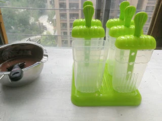 巧克力双色雪糕,雪糕模洗净,开水浸泡消毒后晾干待用