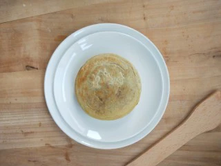 复刻街头美食~网厨第一个肉蛋堡,取出肉蛋堡。