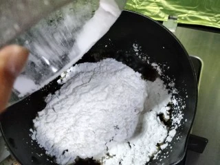 红糖珍珠奶茶,关小火放入木薯淀粉75g