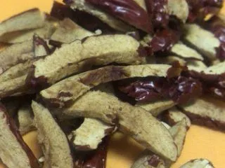 老北京清真小吃-糖卷果,先将枣肉切成小条,切枣肉的过程比较费事费时,切勿着急。