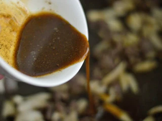 黑椒牛肉杏鲍菇,倒入酱汁 