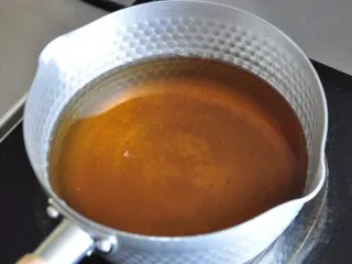 街头小吃自己做---香酥无骨鸡柳,锅内倒入适量的油(根据锅的大小来调整)。