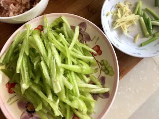 一番风味殿春蔬➕雪菜笋片炒肉丝,长青椒三颗,洗净去蒂去籽,切细丝