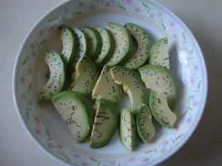 地中海风味小炒：番茄牛油果炒虾,牛油果去皮去核切片