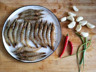 蒜蓉粉丝开背虾,准备食材。粉丝去泡温泉了,后面出镜。