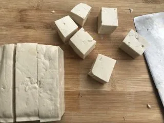 做道小朋友也爱吃的酸甜豆腐,用刀切成四方形。