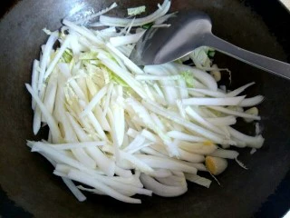 白菜烧干豆腐,放入白菜翻炒