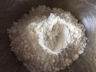 简易版陕西小吃烩麻食,取适量的面粉,这些200g面粉我和孩子可以吃3顿,请酌情增减