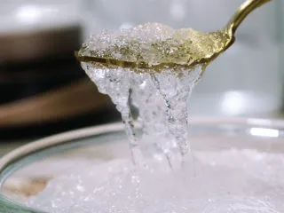 炎炎夏日养颜神器~枸杞红枣炖雪燕,持续饮用让你嫩爆天际,.泡发后的雪燕冲洗干净,杂质可以用镊子夹出,再冲洗干净。