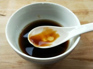 花雕酒焗藤椒手撕鸡,三勺清水。