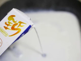 少女风的草莓牛奶冻,牛奶倒入锅中。