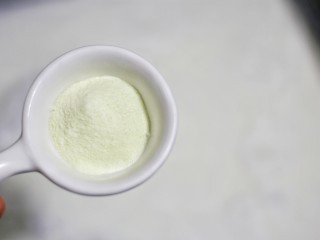 香甜爽滑的芒果牛奶布丁,加入2勺澳优爱优奶粉。