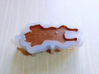 高颜值沙皮狗冰激凌,将做好的巧克力糊倒入模具中，放入冰箱冷冻6小时或者一夜。(我冷冻了一夜)