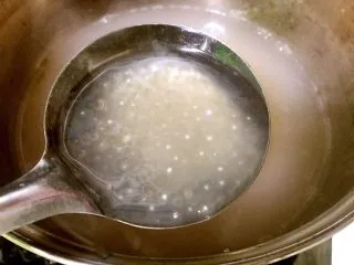 度夏消暑好饮品,火龙果西米露(附西米快熟方法及注意事项),时不时搅拌下,至到西米剩下一点点的白芯时,关火,盖上盖子闷一会,白芯就完全消失,西米变得透明。