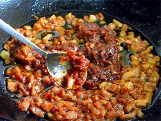 自制开胃下饭的沙茶肉末酱,加入200克沙茶酱、虾皮、辣椒面,翻炒匀后加入70克水、盐,慢火熬制。 因为沙茶酱有点甜味,可以再放少许盐调一下,喜欢甜味的可以不加盐