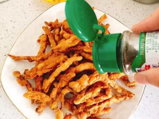 杏鲍菇吃出肉的味道-椒盐杏鲍菇,撒上适量椒盐。