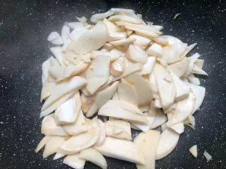 杏鲍菇炒西兰花,放入杏鲍菇翻炒1分钟，炒至杏鲍菇有点软为止。