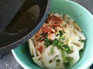 凉拌麻辣藕片,花椒过滤出来，把热油浇在调料上面