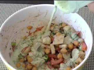 印度风味土豆鹰嘴豆小吃,青葱切碎.