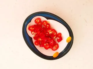 10分钟快手菜 肉粒多风味香肠炒俄式乳瓜,把小米辣切成辣椒圈