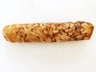 瑞典风味香蕉榛子酱薄饼-带着宝宝吃遍全球......,从放置香蕉的一边卷起即可