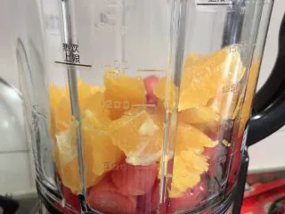 维生素能量特饮（清肠排毒）,将食材都放入破壁机中。