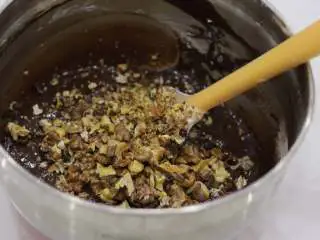 秋冬能量甜点—布朗尼, 加入烤香切碎的核桃仁(160℃烘烤10分钟左右),翻拌至没有干粉