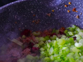 下饭菜芹菜炒肉末,肉末翻炒均匀后加入芹菜末。