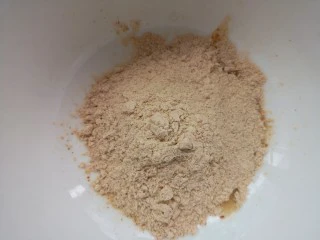 川香麻辣风味烤翅,将调料倒入碗中