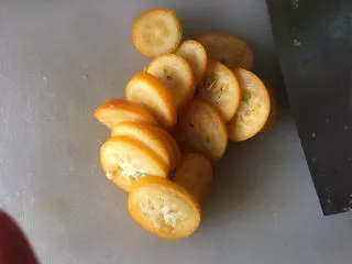 止咳化痰的金桔酱,切片，金桔核不必去掉，切碎的要扔掉，不然影响口感，会有点涩麻