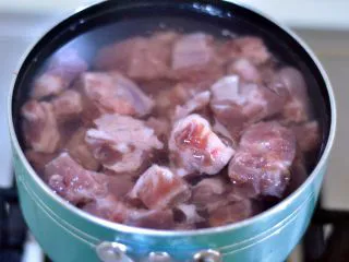 香辣干锅排骨,冷水下锅，将排骨焯一下，煮8-10分钟。