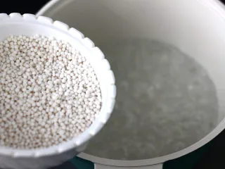 蓝蝴蝶奶冻西米露,锅中倒入适量清水烧开，放入西米露。