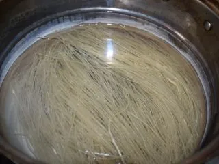 河南小吃——蒸素焖子,锅里加水,放入粉条,开始大火煮。