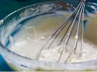 中东风味鸡肉华夫饼,第二天,来制作中东芝麻酱华夫。高火预热华夫饼机,在大碗中混合通用面粉 ,泡打粉 ,盐 ,糖 在另一个碗中,混合中东芝麻酱 ,鸡蛋 ,无糖杏仁奶 ,葡萄籽油 ,加入到粉类混合物中,混合均匀。