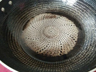 韩式辣炒年糕，炙手可热的小吃,锅中倒入少许清水。