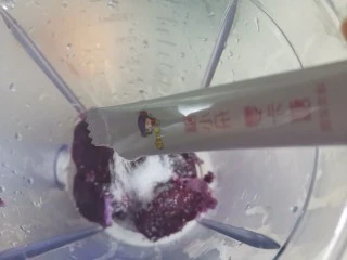 紫薯奶昔（低卡减脂）,晾上至温热后，放入料理机加入糖小朵零卡糖