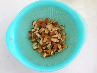 开胃小菜 老醋花生,把焯好的豆干捞出来，沥干水分