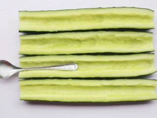 低脂爽脆开胃下饭的腌黄瓜条,用不锈钢勺勺尾或小刀挖出籽。 