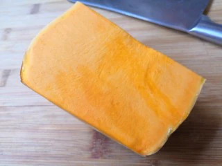 十味 香酥南瓜条,准备老南瓜一块。