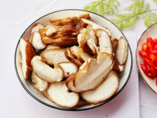 拿肉都不换的素炒香菇,香菇切片。