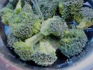 西兰花拌木耳,清水冲洗干净，用少许盐浸泡20分钟（去农药残留）捞出沥干