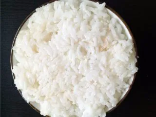 咖喱土豆盖饭,盛入米饭，用勺子压平；