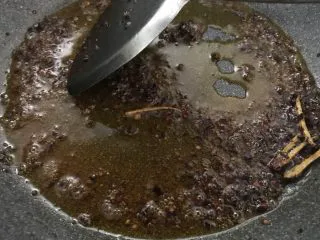 萝卜干炒蚬肉（麻辣风味）,炒出香味，一定要小火。